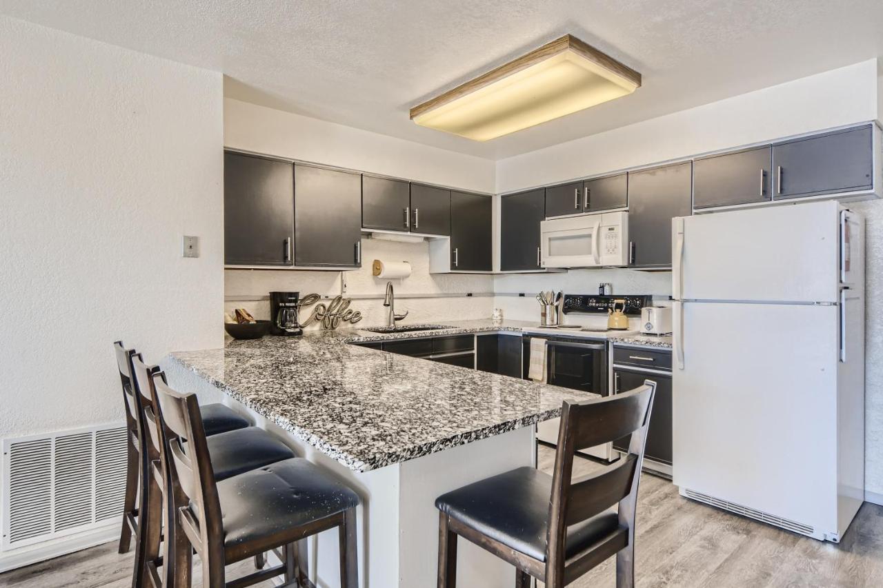 Rare Find Modern Townhome In The Heart Of Old Colorado City Colorado Springs Exterior photo